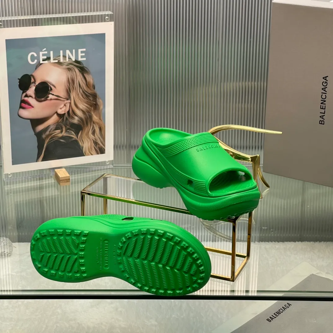 👟👟Ex-factory price 380👟👟 35-41 ‍🔥 ‍🔥 ‍🔥Balenciaga’s latest hole-in-the-wall slippers are now available! 🎉🎉🎉A sandal that is popular on Instagram, 🎊🎊🎊 and all major platforms of Xiaohongshu! Made of high-tech materials and molded in one piece, it is lightweight, wear-resistant, and waterproof! ✨✨✨ The heel height is 6CM. The colors are being added one after another to meet your various color combinations and different needs. A very cost-effective product!